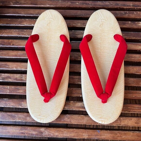 Traditional Japanese Geta Sandals With Red Straps & Textured Soles - Picture 2 of 3